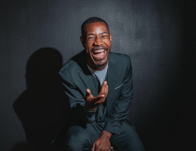 Juan Luis Mba N. presenta su nuevo poemario, un viaje emocional en busca de la luz