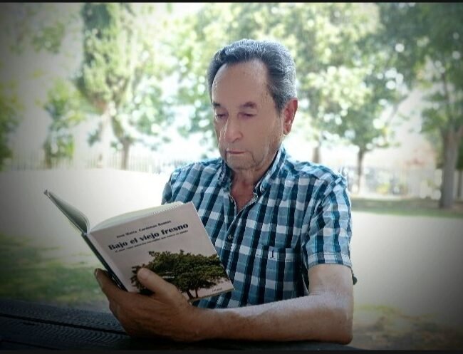 José María Cárdenas Ramos presenta su primera novela «Bajo el viejo Fresno», una evocación histórica y personal