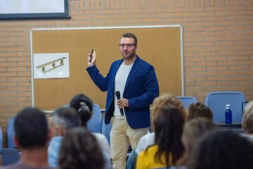 Cómo el movimiento pionero de familias vascas logró retrasar la edad del primer teléfono para sus hijos adolescentes