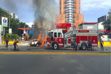 Vehículos chocan y se incendian cerca de Estación de Servicio