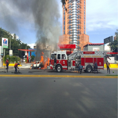 Vehículos chocan y se incendian cerca de Estación de Servicio