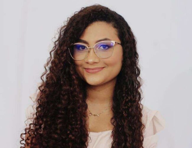 «Susurros de papel», una poesía que refleja el proceso del duelo y la búsqueda de sanación