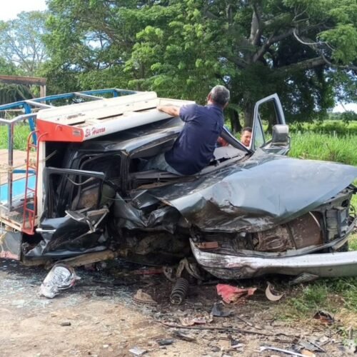 1 muerto y 1 herido en choque frontal entre vehículos