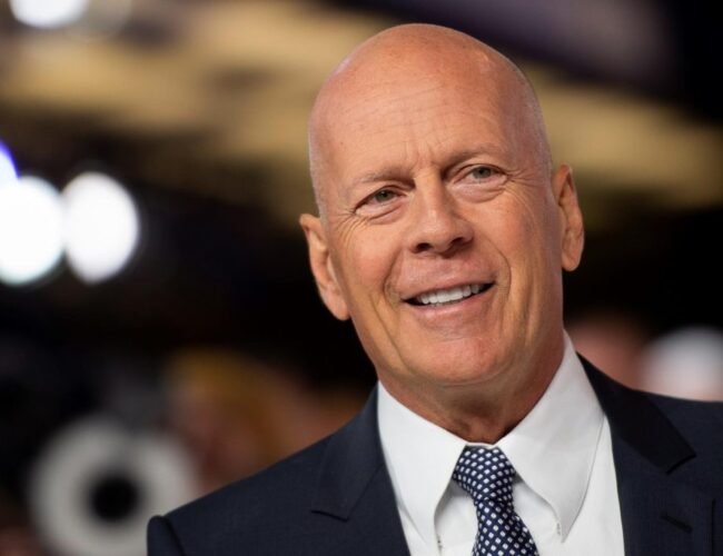 Bruce Willis paseando por las calles de Los Ángeles: así luce tras su diagnóstico de demencia