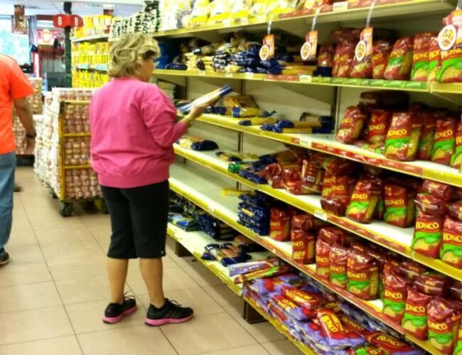 Cendas: un venezolano necesita 106,3 dólares al mes para cubrir gastos de alimentos