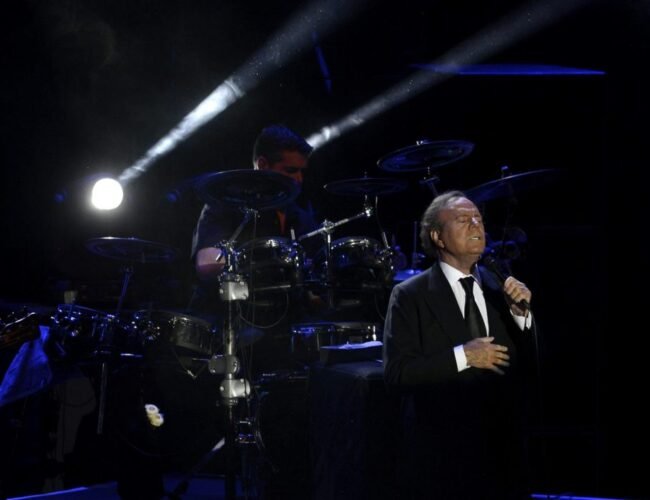 Julio Iglesias desmiente rumores de su retiro de la música