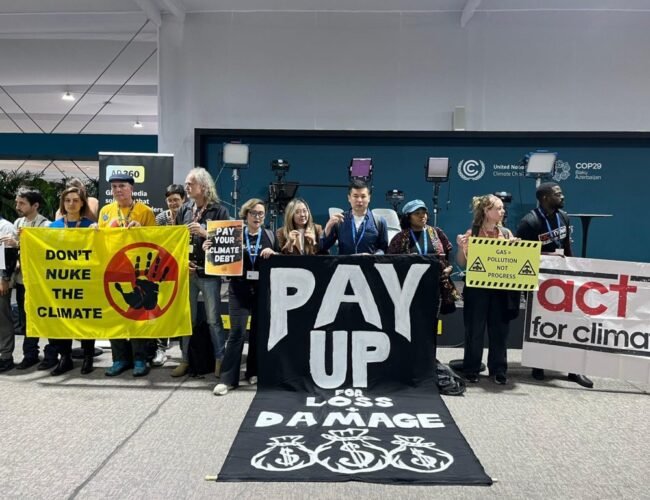 Activistas climáticos protestan silenciosamente en la COP29: «No podemos hablar ni cantar»