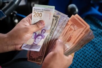 Dólar oficial en Venezuela llega a los 51 bolívares y sigue la caída de la moneda local