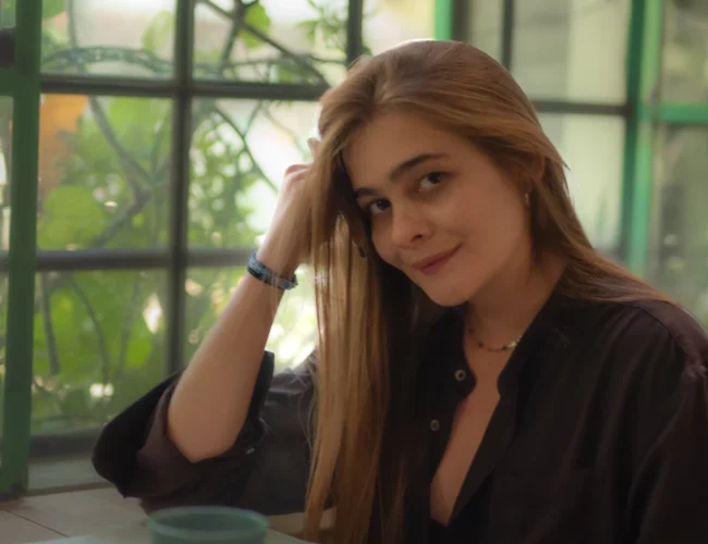 Laura Andrea Rendón Pareja deslumbra con su poemario «Vestigios: Testimonios del lápiz y la carne»