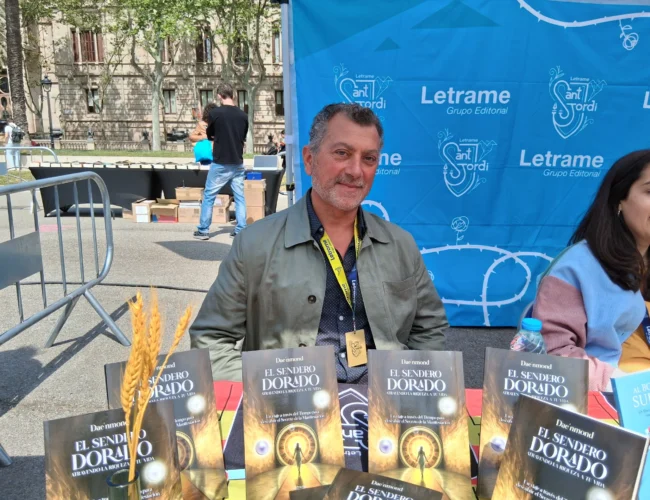 Pablo Fernández Del Campo presenta su obra “El sendero dorado” en Sant Jordi en la parada de la Editorial Letrame