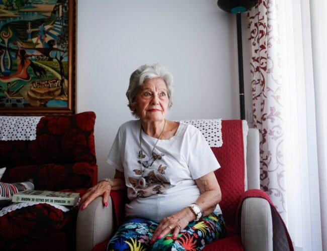 Así vacían la cuenta de una señora de 90 años tras robarle el móvil: “Te dan largas para hacer muchas operaciones”