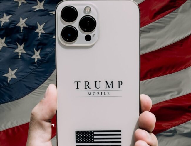 El móvil imposible de Trump: nadie se cree que fabrique ese teléfono ‘hecho en EE UU’ por ese precio y en ese plazo