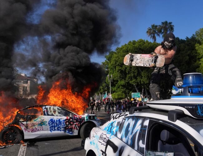 Arden ‘teslas’, arden ‘waymos’: por qué incendiar coches inteligentes es ya el símbolo de una época