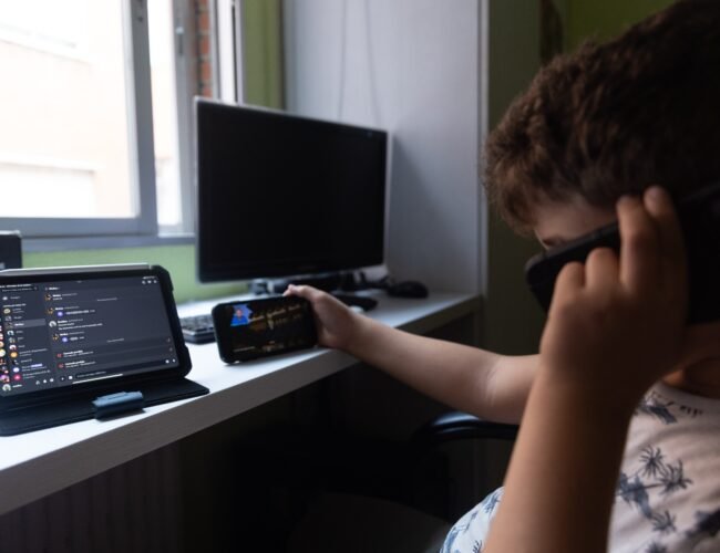 Un estudio asocia la alta adicción a las pantallas con ideas suicidas y problemas de salud mental en menores