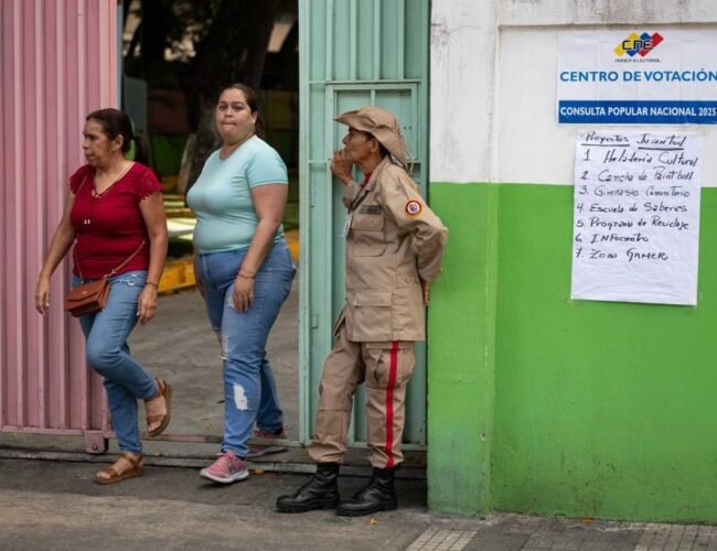 Jóvenes venezolanos salen a votar atraídos por la consulta sobre proyectos comunitarios