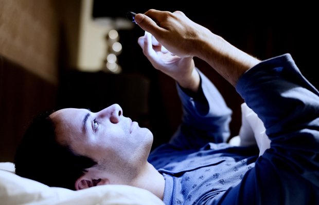 Uso excesivo del celular puede ocasionar Síndrome de Cuello de Texto
