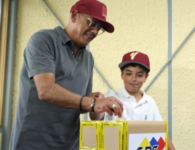 Chavismo gana las principales alcaldías y la oposición conserva municipios caraqueños