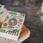 Osmary del Carmen Chirinos Ulloa convierte la maternidad en un viaje de autodescubrimiento con ‘Mi mundo con adolescentes’.