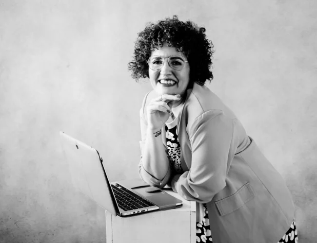 Silvia Manzano Giráldez florece entre dolor y ternura con su primer libro Espinas Rosas