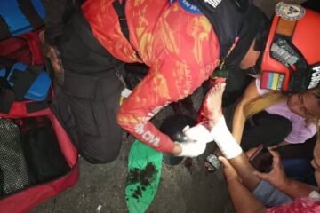 Dos jóvenes quedan gravemente heridos tras choque entre moto y carro en Ciudad Bolívar