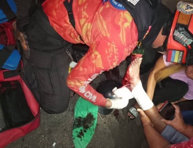 Dos jóvenes quedan gravemente heridos tras choque entre moto y carro en Ciudad Bolívar