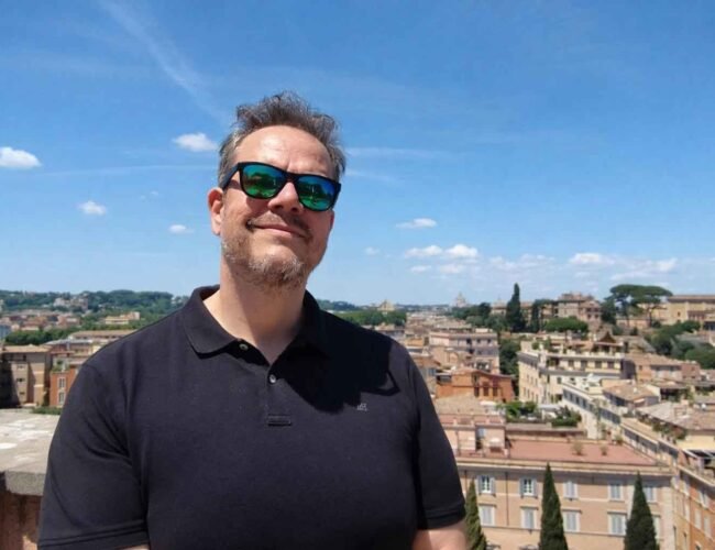 Ángel Macías Sánchez irrumpe en la narrativa con una comedia negra fresca y atrevida