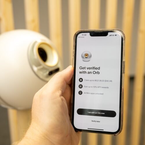 World paraliza de nuevo su actividad de escaneado de iris en España tras una advertencia de Protección de Datos
