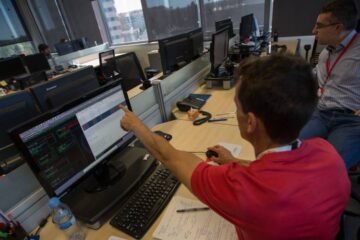 Del paquete pendiente al chantaje con IA: guía básica para no caer en las estafas más consultadas en el 017