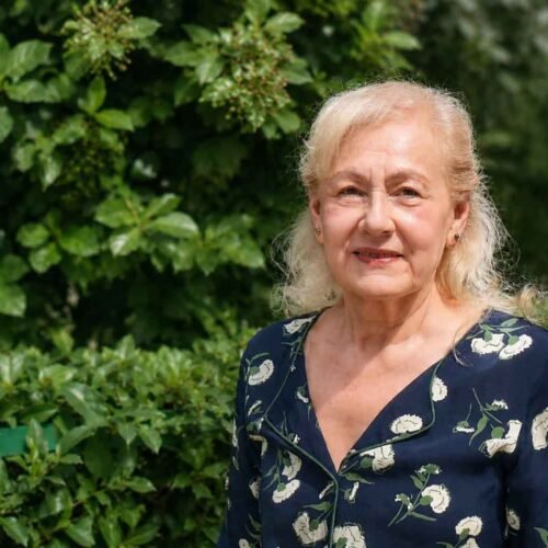 Ana Leonor Mora Castro revive la magia  de Liverpool en su deslumbrante  biografía musical ‘Martina y los Cuatro  Escarabajos’