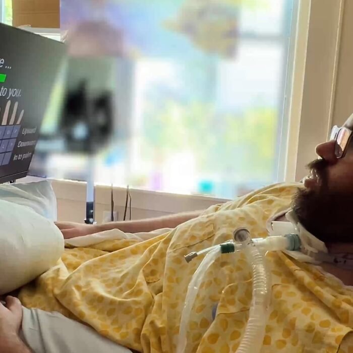 Unos electrodos conectados al cerebro permiten a dos personas con parálisis teclear con la mente