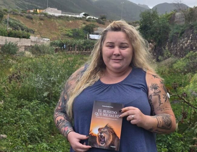 Carmen Sarabia Pérez transforma el dolor en fuerza con una obra que une la vida humana y la naturaleza salvaje