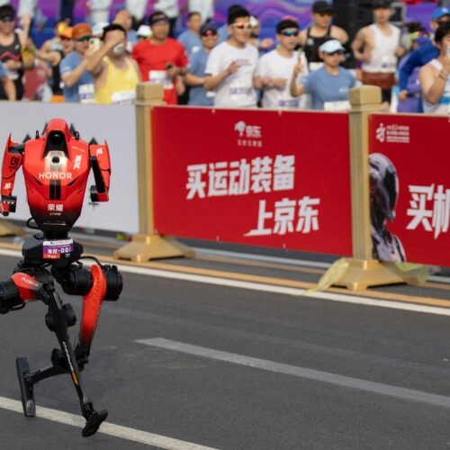Los robots chinos pulverizan registros y arrasan a los humanos en el medio maratón de Pekín