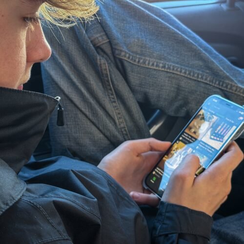 Los adolescentes de familias con menos recursos sufren más problemas por el uso excesivo de las redes