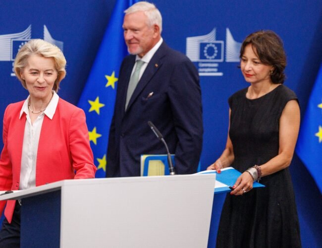 Von der Leyen aboga por restringir el acceso a redes sociales y servicios digitales para los menores de 13 años