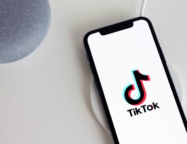 Bruselas acusa a TikTok de incumplir la ley por tener cuentas que exponen a los menores a “comportamientos depredadores”