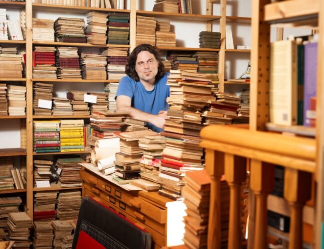 Cuando el conocimiento de internet ya no es suficiente: la IA les pone el ojo a las librerías de segunda mano