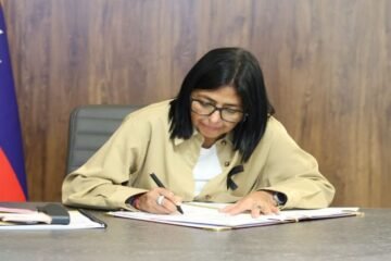Delcy Rodríguez firmó nuevo reglamento de la Ley de Hidrocarburos de cara a la reconstrucción del país