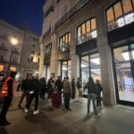 El furor por el iPhone Duo llega a las tiendas: horas de espera para adquirir el plegable de 2.300 euros frente a los acampados de Sol
