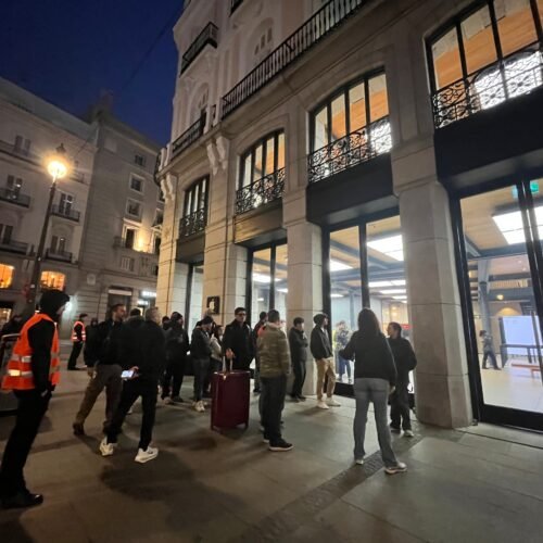 El furor por el iPhone Duo llega a las tiendas: horas de espera para adquirir el plegable de 2.300 euros frente a los acampados de Sol
